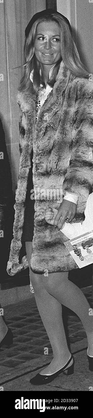 Sandra Paul, ora moglie del cancelliere ombra Michael Howard - lasciando un servizio memoriale al suo primo marito, il pianista jazz Robin Douglas-Home, che era il nipote dell'ex primo ministro Tory Alec Douglas-Home. Howard è in attesa di sapere se sarà contrario a rivendicare la leadership del partito conservatore dopo che ieri i suoi parlamentari hanno costretto le dimissioni di Iain Duncan Smith. Foto Stock