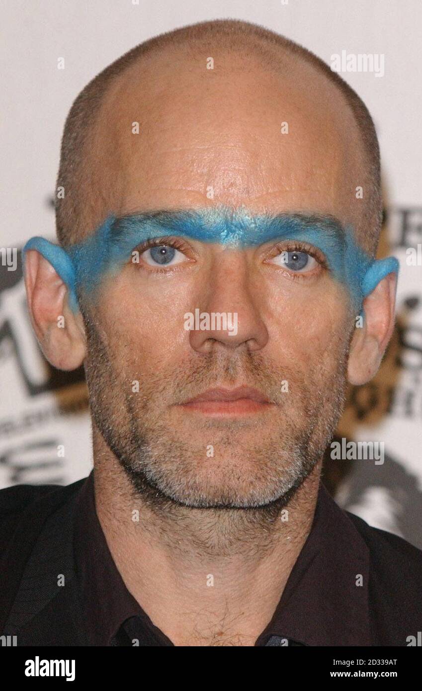 Cantante capo del REM Michael Stipe durante il MTV Europe Music Awards 2003 al Western Harbour di Leith, Edimburgo. Foto Stock