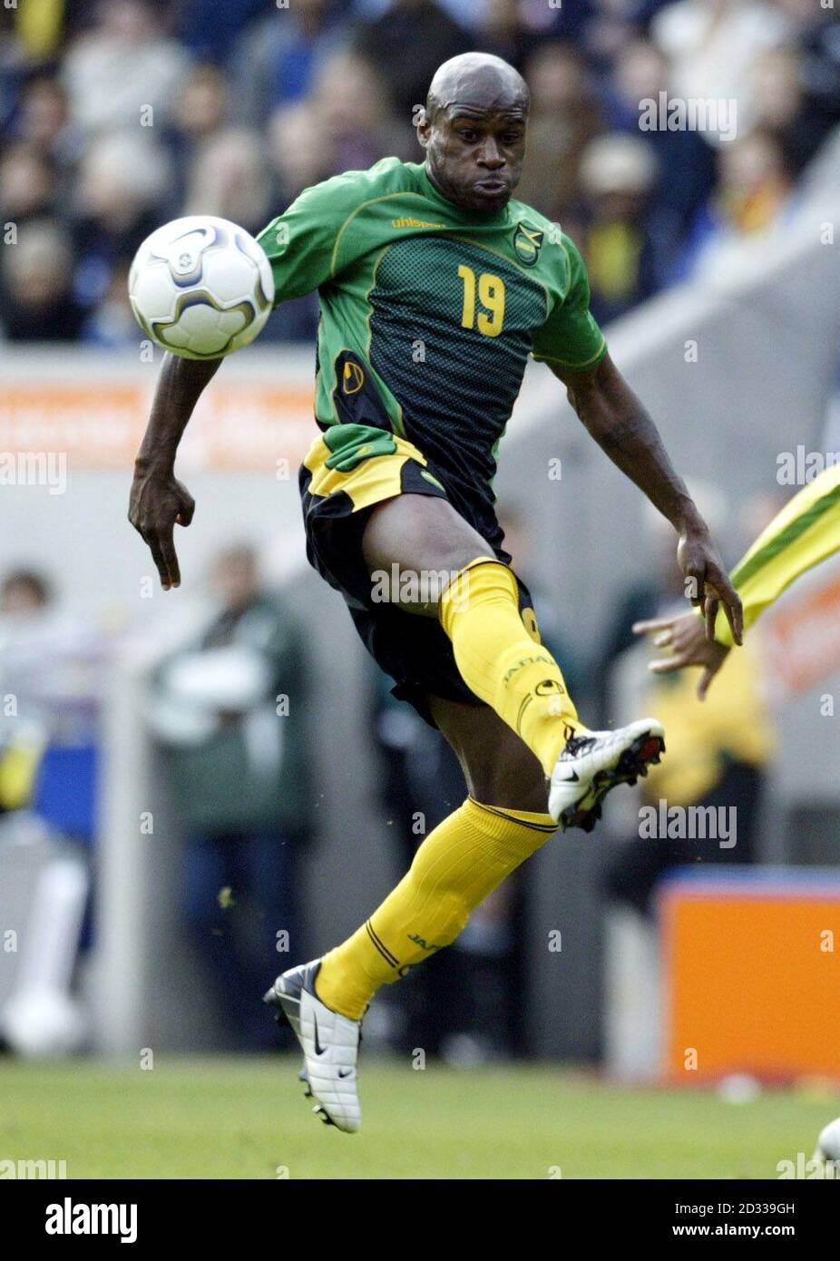 Frank Sinclair della Giamaica durante la vittoria del Brasile 1-0 sulla Giamaica, in un amichevole internazionale al Walkers Stadium, a Leicester. Foto Stock