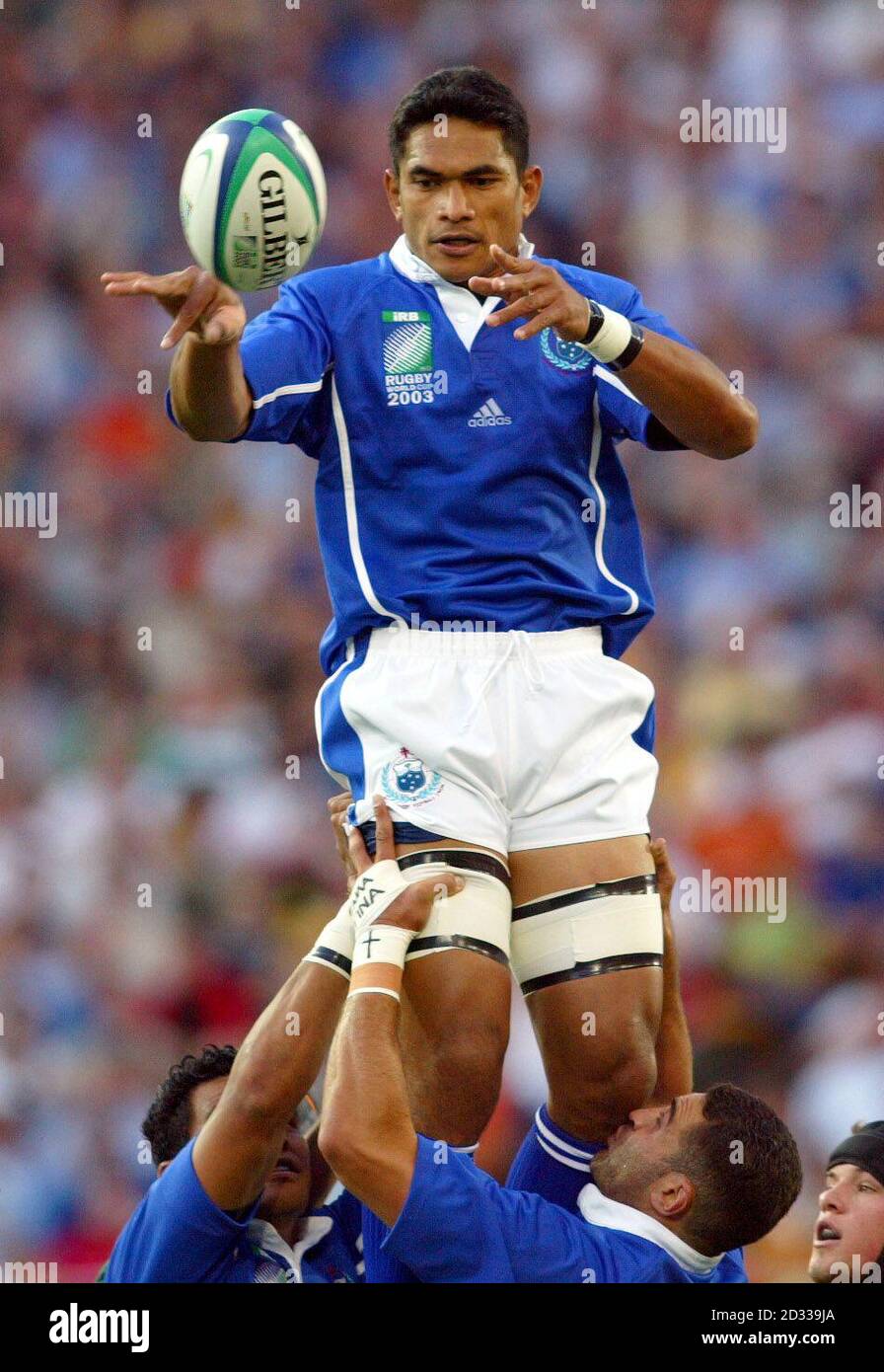 Il capitano Samoano Semo Sititi in azione durante la partita di Rugby World Cup contro il Sud Africa al Suncorp Stadium di Brisbane, Australia. NESSUN UTILIZZO DEL TELEFONO CELLULARE. Foto Stock