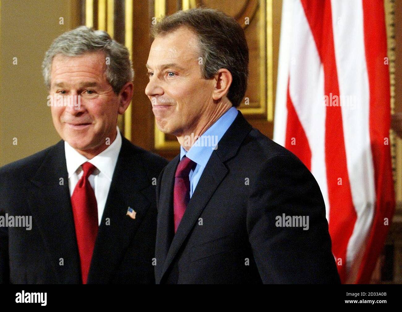 Il primo ministro britannico Tony Blair (R), insieme al presidente americano George Bush, ha parlato durante una conferenza stampa congiunta presso il Ministero degli Esteri di Londra. Blair ha detto che gli attacchi del Consolato britannico a Istanbul hanno dimostrato "il male che questi terroristi pongono a persone innocenti ovunque". Il Presidente Bush ha aggiunto la sua condanna degli attentati di Istanbul, dicendo che ha dimostrato ancora una volta che i terroristi 'odiano la libertà?. Foto Stock