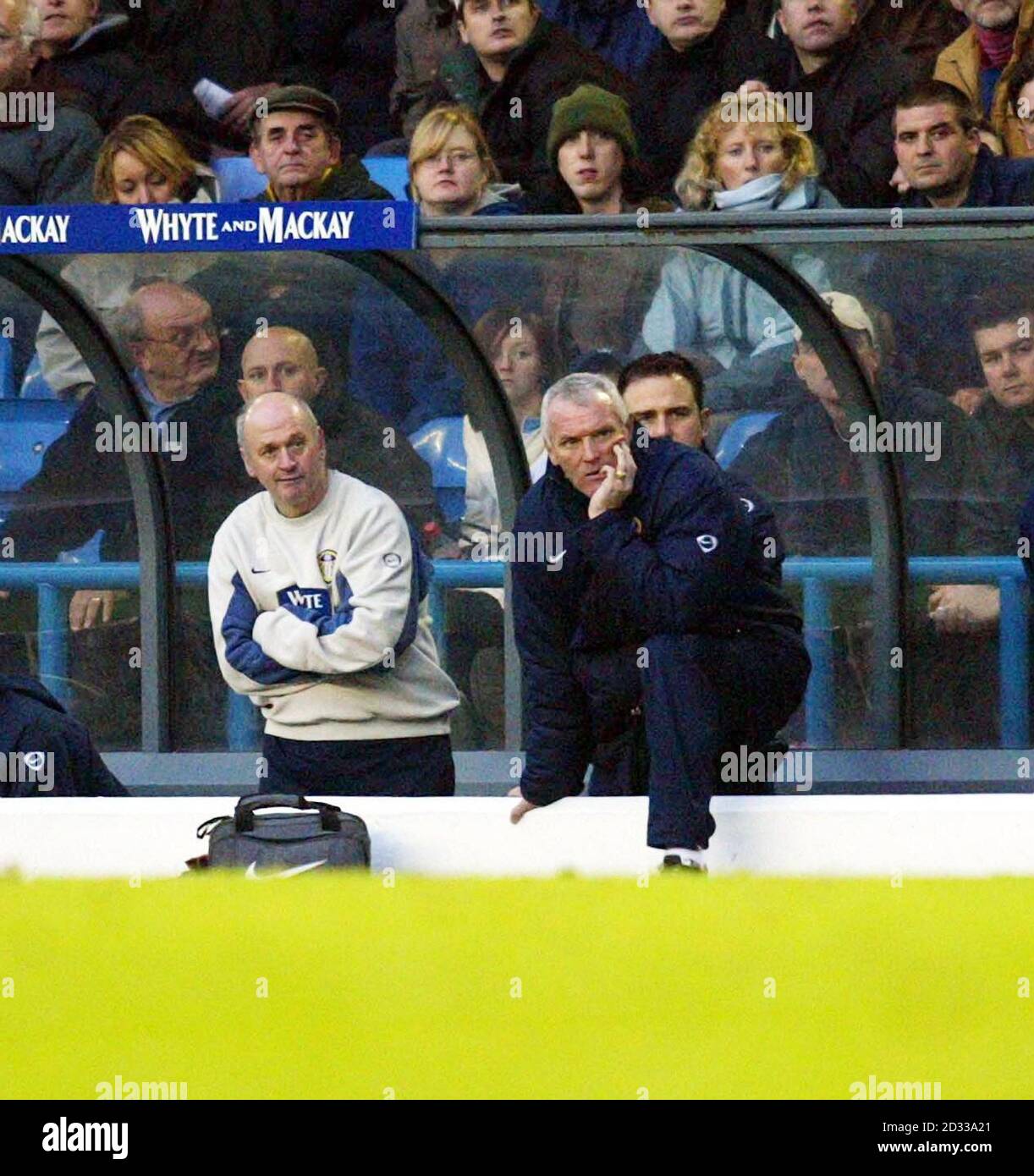 Eddie Grey (a destra), responsabile del custode di Leeds United, guarda dal dug-out durante la sua partita fa Barclaycard Premiership contro Bolton Wanderers all'Elland Road Ground di Leeds. QUESTA IMMAGINE PUÒ ESSERE UTILIZZATA SOLO NEL CONTESTO DI UNA FUNZIONE EDITORIALE. NESSUN UTILIZZO DI SITI WEB/INTERNET A MENO CHE IL SITO NON SIA REGISTRATO PRESSO LA FOOTBALL ASSOCIATION PREMIER LEAGUE. Foto Stock