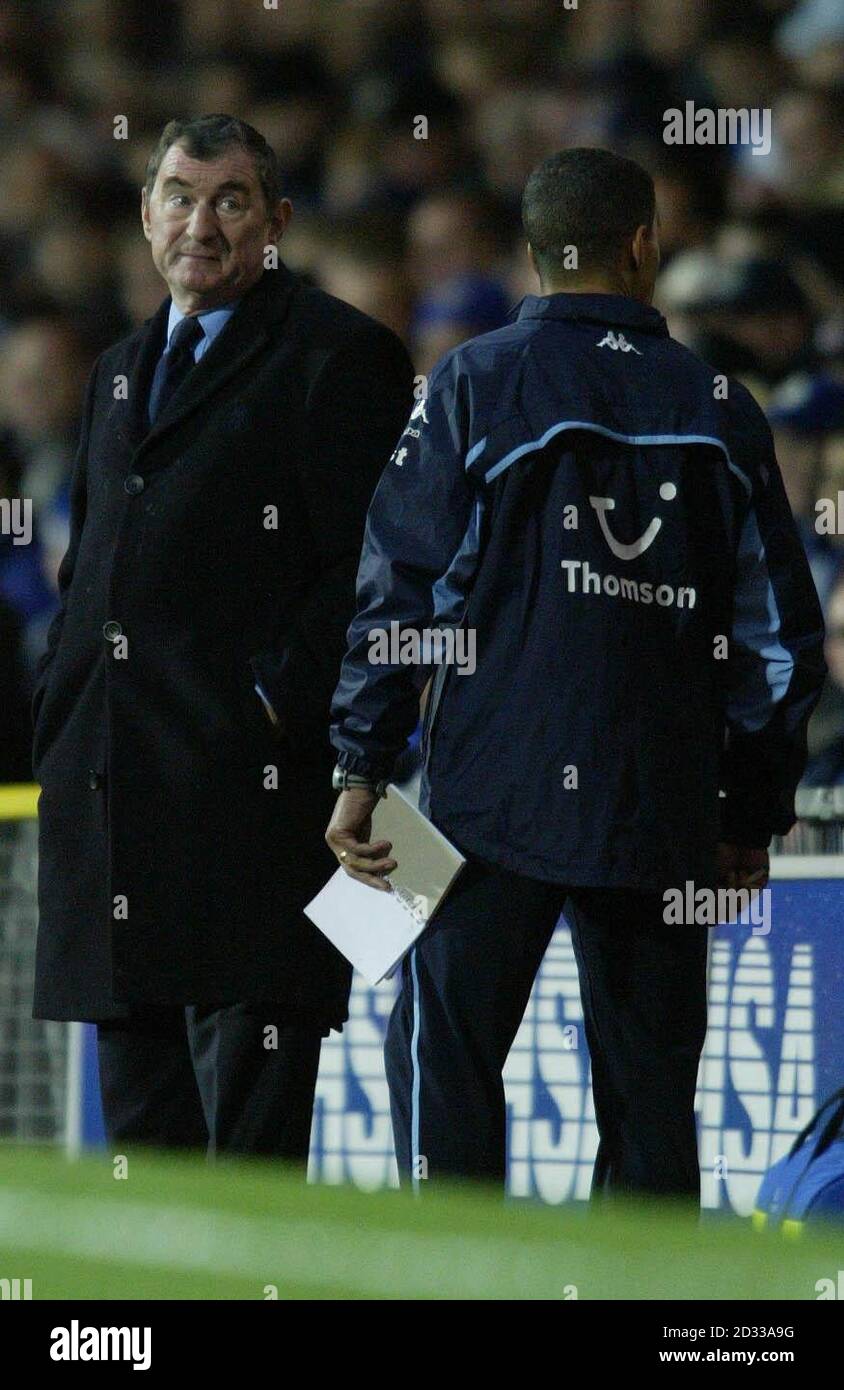 David Pleat (a sinistra), direttore di spurs caretaker, che guarda la sua squadra scendere 1-0 a Blackburn, durante la loro Barclaycard Premiership Match a Ewood Park, Blackburn, sabato 29 novembre 2003. Foto Stock
