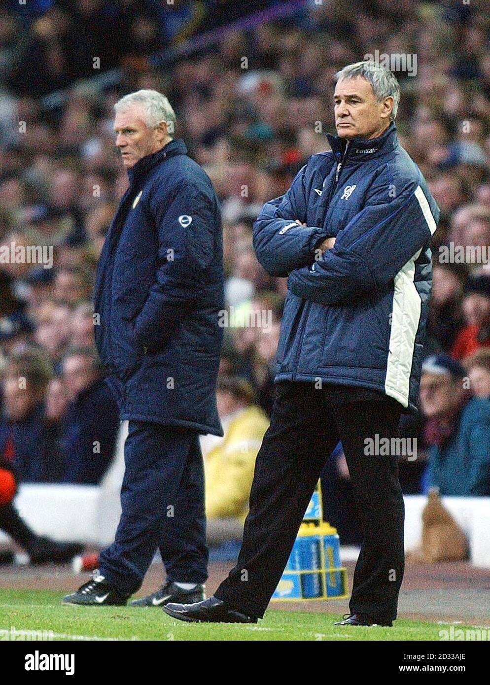 Claudio Ranieri (a destra), direttore del Chelsea, e Eddie Grey, direttore del Leeds United durante la partita di Barclaycard Premiership a Elland Road, Leeds. Leeds United ha disegnato il 1-1 con Chelsea. QUESTA IMMAGINE PUÒ ESSERE UTILIZZATA SOLO NEL CONTESTO DI UNA FUNZIONE EDITORIALE. NESSUN UTILIZZO DI SITI WEB/INTERNET A MENO CHE IL SITO NON SIA REGISTRATO PRESSO LA FOOTBALL ASSOCIATION PREMIER LEAGUE. Foto Stock
