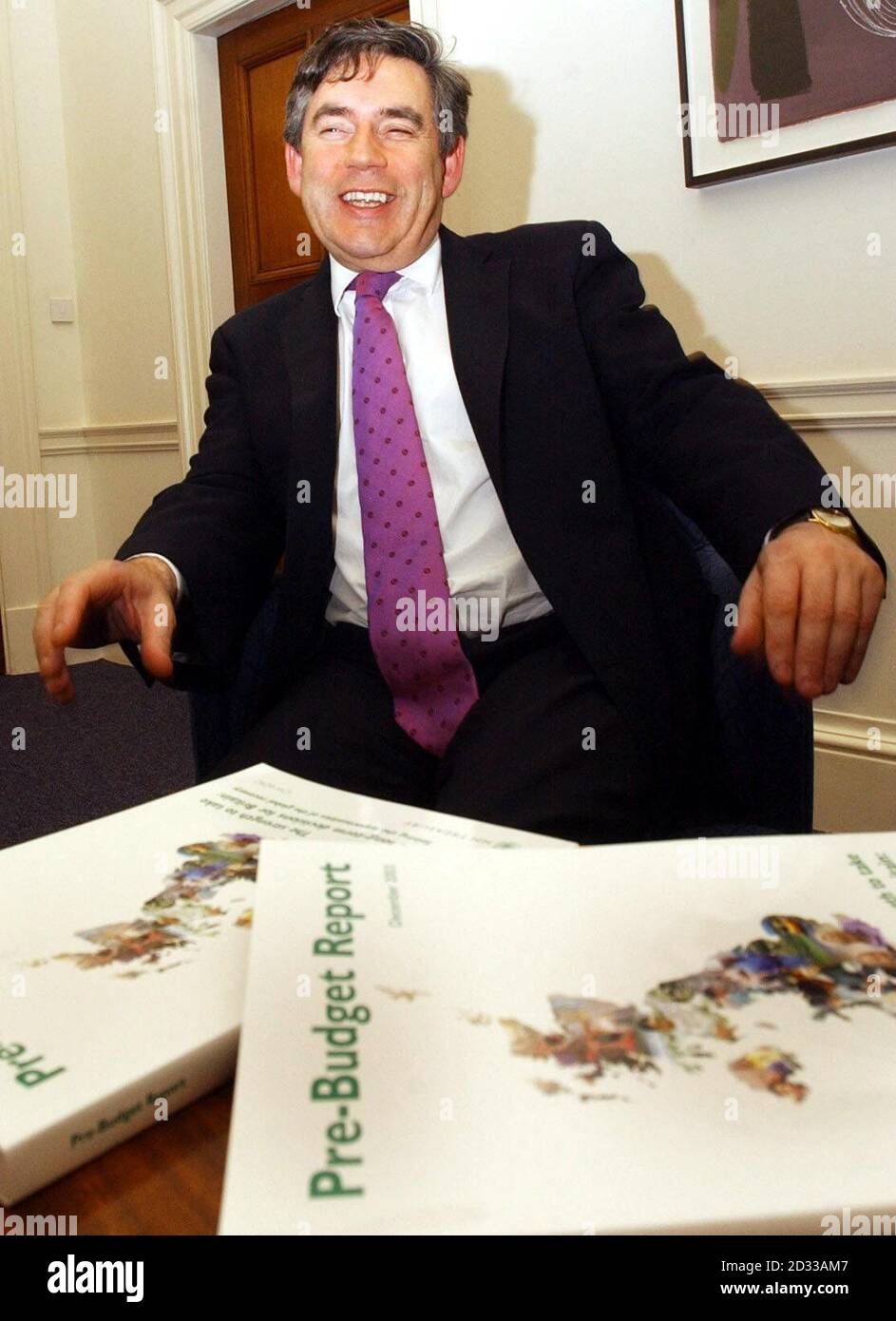 Cancelliere dello scacchiere Gordon Brown nel suo ufficio nel Tesoro. Nella sua relazione pre-bilancio, il signor Brown offrirà un aiuto ai consigli locali per stimolare le imprese e alle famiglie con bambini, dicendo che i datori di lavoro dovrebbero assumersi maggiori responsabilità per l'assistenza all'infanzia. Foto Stock