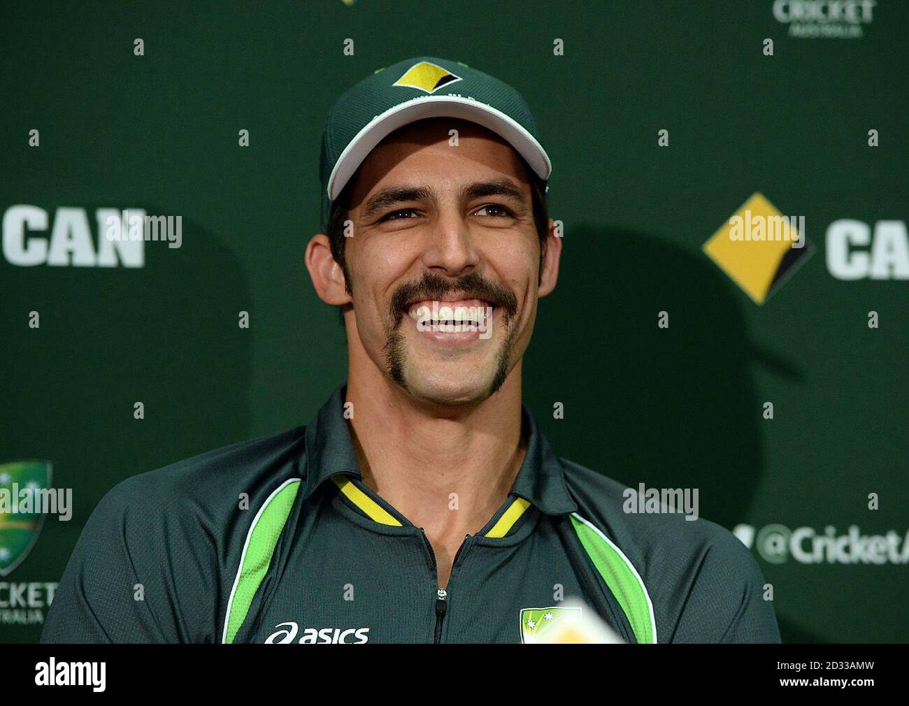 Mitchell Johnson dell'Australia parla durante una conferenza stampa al WACA Ground, Perth, Australia. PREMERE ASSOCIAZIONE foto. Data immagine: Mercoledì 11 dicembre 2013. Vedi storia della PA CRICKET Australia. Il credito fotografico dovrebbe essere: Anthony Devlin/PA Wire. LIMITAZIONI: Solo per uso editoriale; strettamente non per uso commerciale; Nessuna trasmissione di suoni o immagini in movimento; nessun utilizzo con loghi non ufficiali di terze parti. Per ulteriori informazioni, chiamare il numero +44 (0)1158 447447. Foto Stock