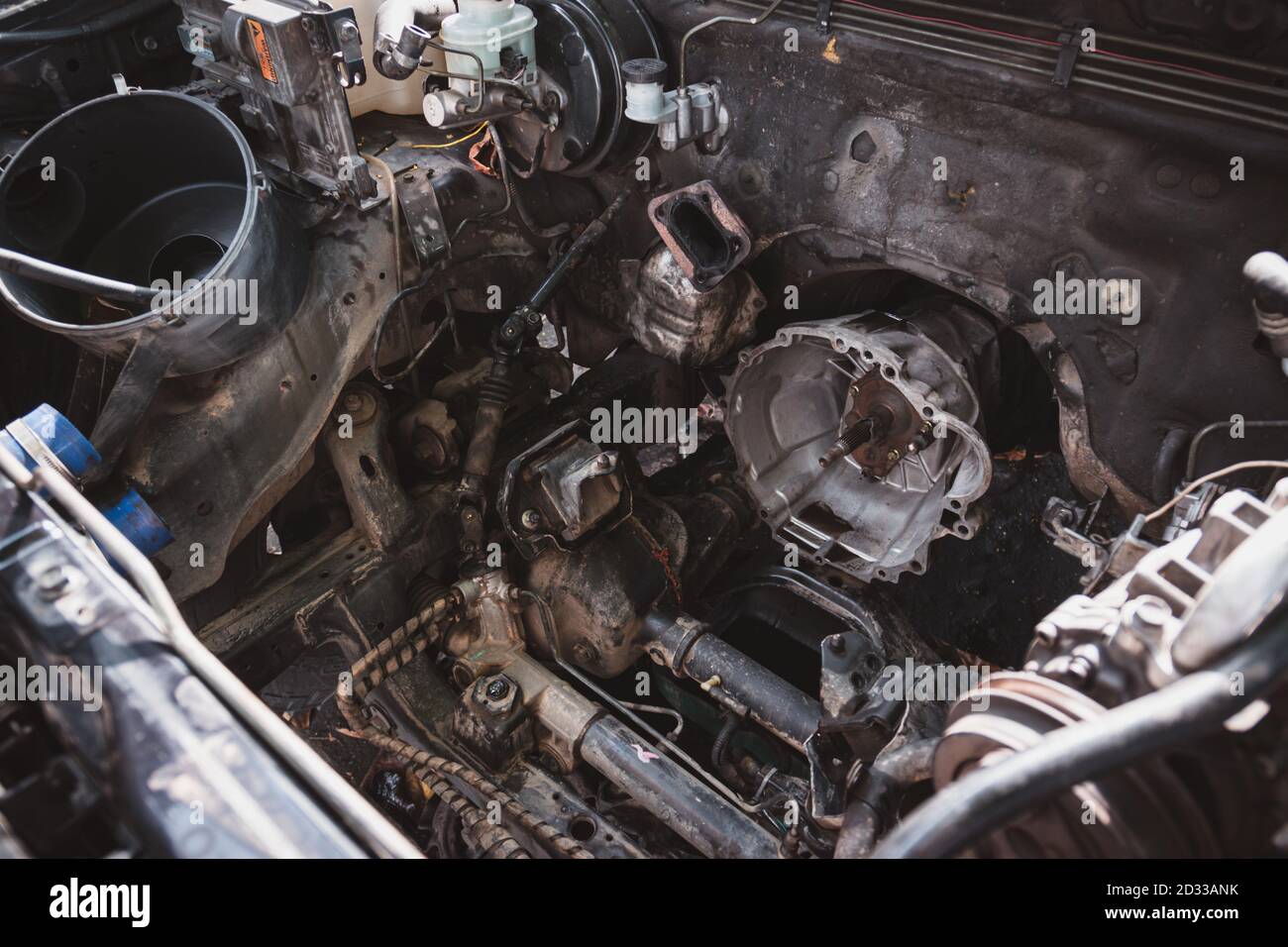 Primo piano del vano motore della vettura con il motore rimosso per la revisione, il trasporto e i concetti del settore assicurativo. Foto Stock