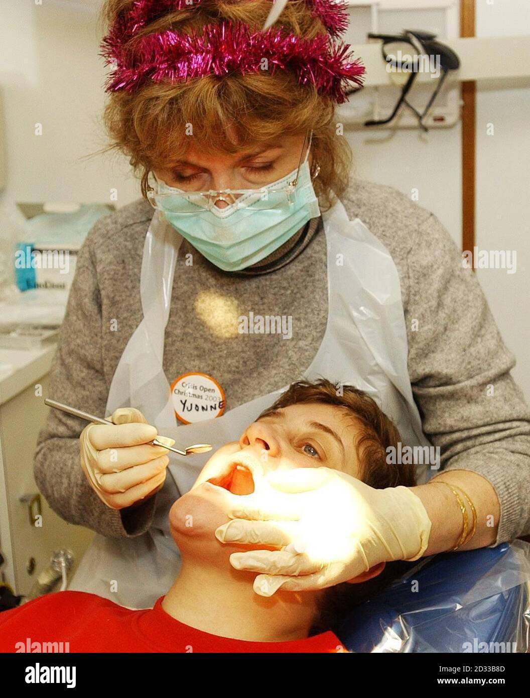 L'ospite di ricovero di crisi Maggie ha i suoi denti trattati dal dentista volontario Yvonne al ricovero di crisi nel sud di Londra. Il rifugio è stato aperto oggi e rimane aperto per i senzatetto fino al 30 dicembre. Crisis ha fornito servizi ai senzatetto a Londra a Natale dal 1972. 26/05/2004: Migliaia di dentisti ridurranno il loro lavoro di NHS o lo abbandoneranno completamente a causa delle preoccupazioni circa i programmi del governo di riformare i servizi dentistici, una relazione rivelata oggi. Una consultazione della British Dental Association (BDA) ha trovato che il 59% dei dentisti di strada alta ha detto che o avrebbe tagliato il loro NHS c Foto Stock