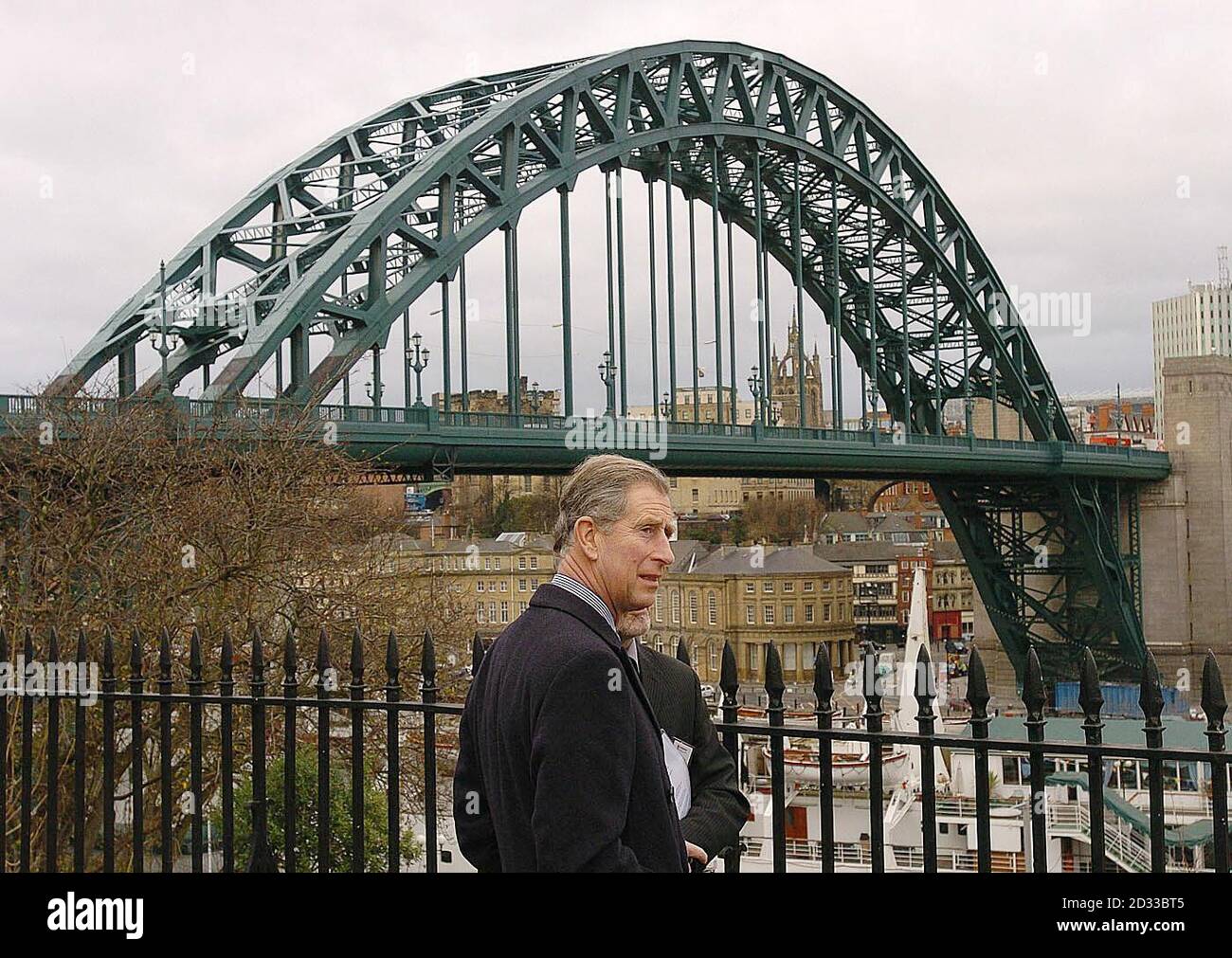 Il Principe del Galles vede il Riverside a Gateshead e Newcastle attraverso il fiume Tyne con il caratteristico Tyne Bridge alle sue spalle durante la sua visita al Nord Est, durante la sua seconda tornata di apparizioni pubbliche entro tre giorni. Successivamente Charles visitò l'ospedale di St Oswald nella zona di Gosforth a Newcastle per incontrare personale e pazienti. Foto Stock