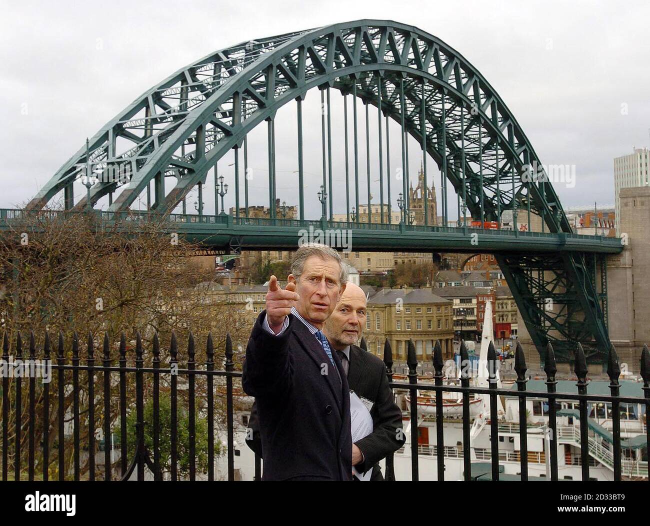 Il Principe del Galles vede il Riverside a Gateshead e Newcastle attraverso il fiume Tyne con il caratteristico Tyne Bridge alle sue spalle durante la sua visita al Nord Est, durante la sua seconda tornata di apparizioni pubbliche entro tre giorni. Successivamente Charles visitò l'ospedale di St Oswald nella zona di Gosforth a Newcastle per incontrare personale e pazienti. Foto Stock