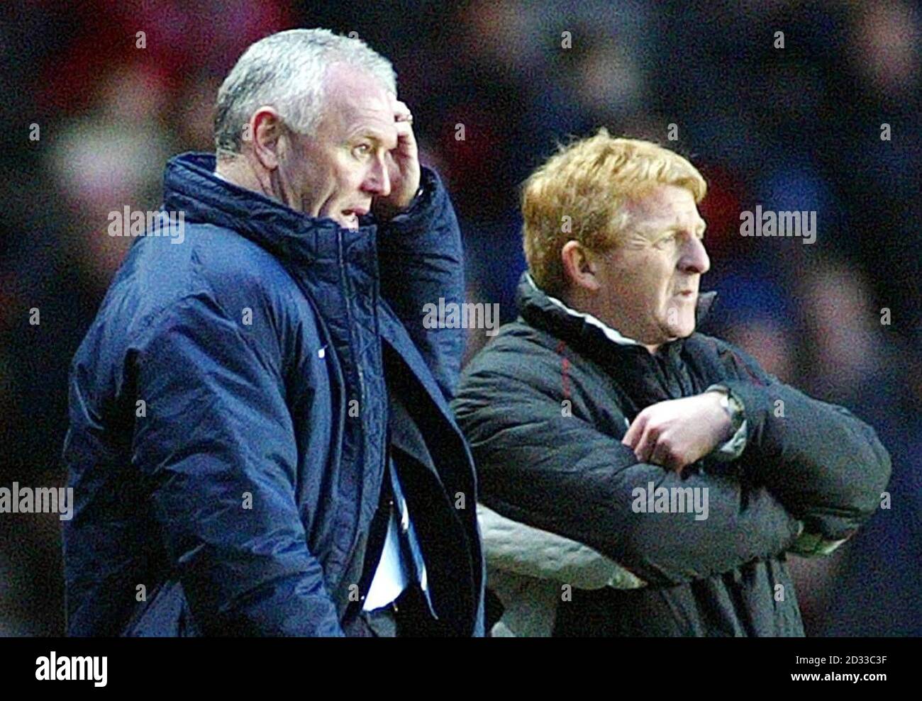 Eddie Grey (a sinistra), responsabile del custode di Leeds United, accanto al manager di Southampton Gordon Strachan durante la partita di premiership fa Barclaycard al St Mary's Stadium di Southampton. Southampton ha vinto 2-1. *11/05/04: Peter Lorimer ha delineato le qualità necessarie per l'ultimo incarico manageriale di Leeds per riuscire a guidare il club di nuovo nella Premier League - che potrebbe essere lo spunto per Strachan per tornare a Elland Road. Dopo la partenza di Gray ieri, dopo soli sei mesi come custode, United sono ora alla ricerca del loro quarto capo in due anni. QUESTA IMMAGINE PUÒ ESSERE UTILIZZATA SOLO ALL'INTERNO DEL CONT Foto Stock