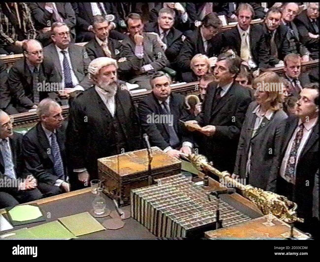 Il governo vince il voto cruciale dei Commons sulle tasse di rabbocco dell'università con 316 voti contro 311 una maggioranza di soli cinque durante la seconda lettura del suo disegno di legge sull'istruzione superiore, che introduce tasse universitarie controverse. Il primo ministro Tony Blair ha girato la marea nella sua battaglia sulle tasse di iscrizione vincendo sopra il principale ribelle laburista. Il drammatico interruttore dell'undicesima ora dell'ex capo frusta Nick Brown convinse altri a sostenere il primo ministro. Foto Stock