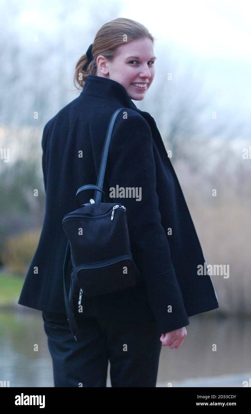 Rachel Smith, di Marlborough, Wiltshire, l'attuale fidanzata di Glyn Razzell, che fu incarcerata per aver ucciso la moglie estraniata, dopo essere scomparsa durante il suo viaggio di lavoro allo Swindon College di Wiltshire nel marzo 2002. La sig.ra Smith, ha rivelato, sta offrendo una ricompensa per il 5,000 a chiunque possa dimostrare che la sig.ra Razzell è ancora viva. Il signor Razzell, che nega di aver ucciso la madre di 41 anni, è stato giudicato colpevole da una giuria presso il tribunale della Corona di Bristol in novembre, ma il corpo della signora Razzell non è mai stato trovato. Rachel Smith, non ha mai messo in discussione la sua innocenza e ora sta offrendo la ricompensa a chiunque possa dimostrare s. Foto Stock