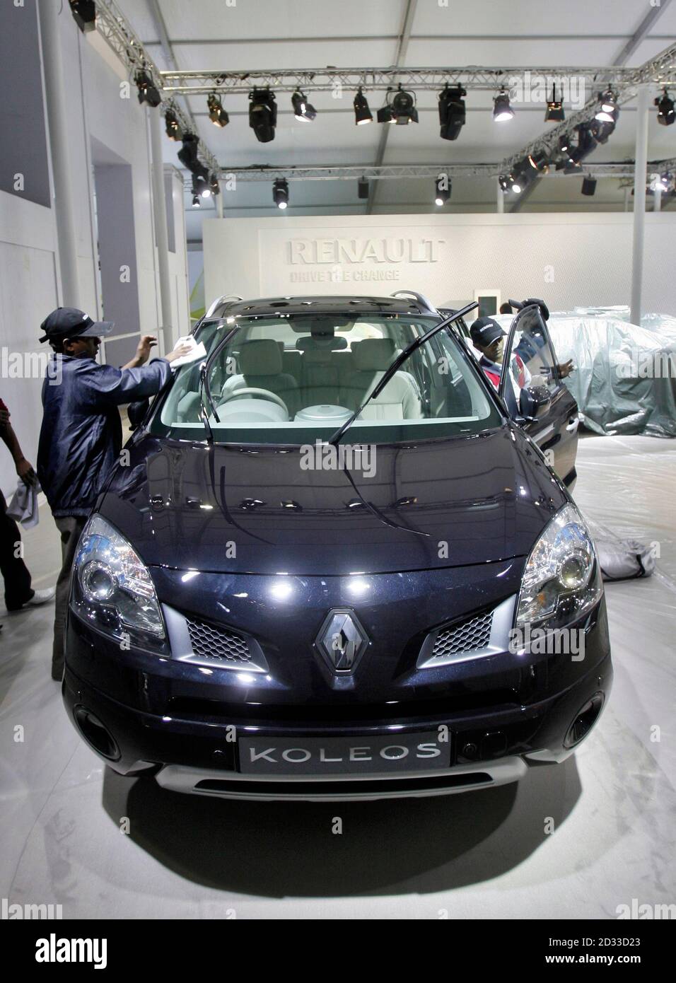 Un operaio pulisce una Renault Koleos in preparazione all'inizio dell'Auto  Expo dell'India a Nuova Delhi 4 gennaio 2010. Desiderosi di incrementare le  vendite, le case automobilistiche globali sveleranno un gran numero di