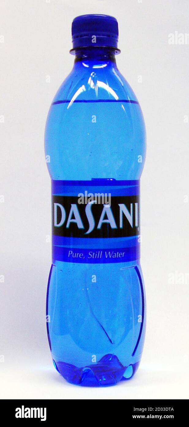 Dasani ha imbottigliato l'acqua che viene lanciata dal gigante delle bevande analcoliche Coca-Cola, che ha confermato che la fonte del prodotto era l'alimentazione di rete per il suo stabilimento di Sidcup, Kent. L'azienda ha affermato che un "processo di purificazione altamente sofisticato" significava che il prodotto era "puro quanto l'acqua in bottiglia ottiene" e che la fonte dell'acqua era irrilevante e non influiva sul risultato finale. 19/03/2004: Il produttore di bevande analcoliche sta richiamando l'intera fornitura britannica di acqua in bottiglia Dasani, confermata oggi marzo 19 2004. La società, che ha lanciato la bevanda il mese scorso in mezzo a una grande pubblicità, ha anno Foto Stock