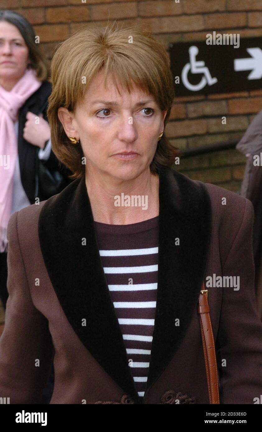 L'annunciatore di continuità Pamela Downs lascia High Wycombe Magistrates Court, dopo aver dato prove contro l'ex presentatore di notizie televisive Frank Partridge, che sta affrontando una carica di assalto comune. I magistrati hanno sentito come ha colpito Miss Downs in testa in una fila blazing quando ha cercato di terminare il loro rapporto. Nega l'accusa, dicendo che è stato provocato. 22/04/04: Un ex presentatore di notizie televisive è sfuggito ad una condanna in carcere, dopo essere stato condannato per aver colpito il suo partner. Frank Partridge, 50 anni, gettò un bicchiere d'acqua nel viso di Pamela Downs e la colpì sopra l'occhio sinistro durante una fila nella loro casa di lusso a Buck Foto Stock