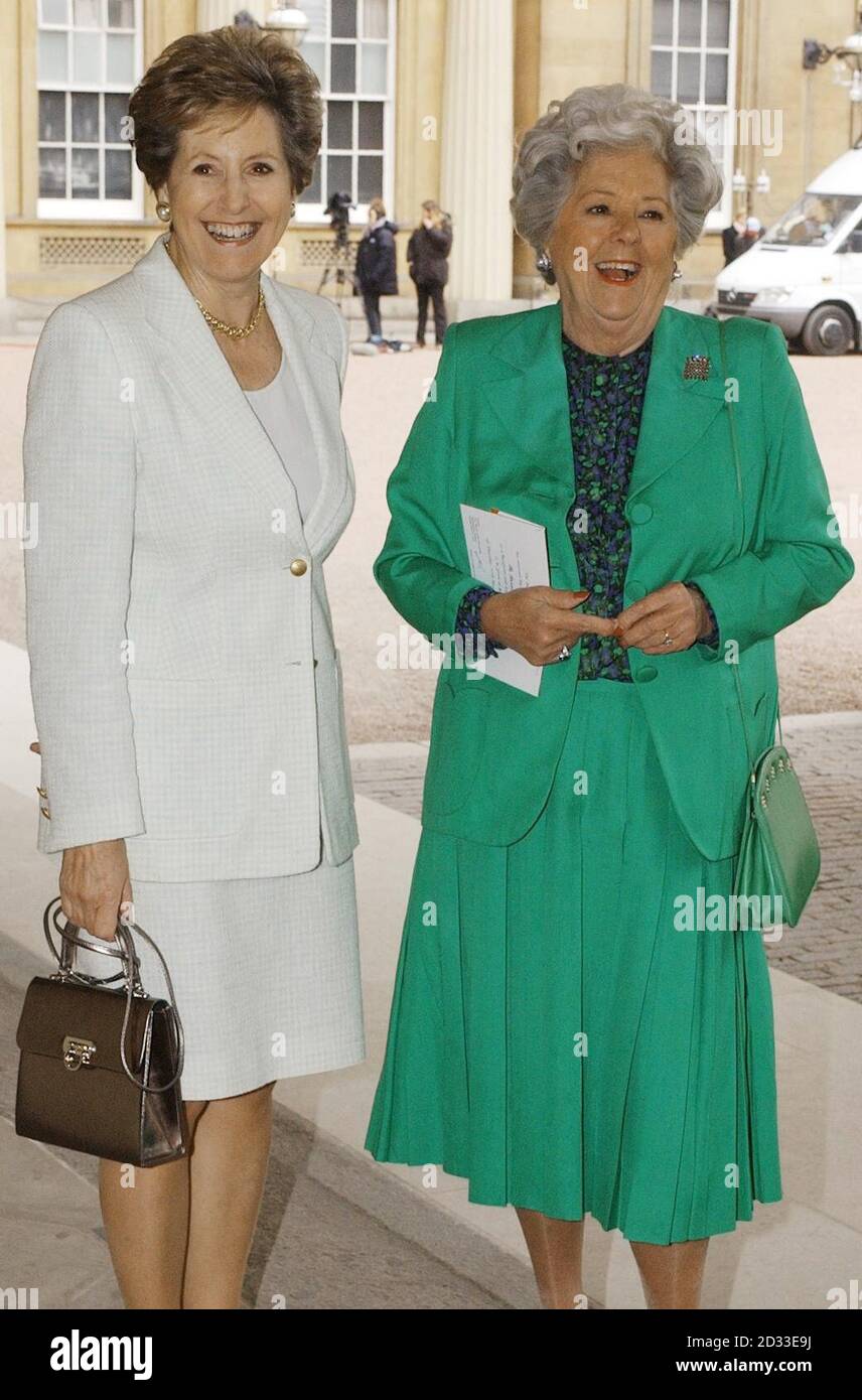 Norma Major e Baronessa Boothroyd, ex Presidente della Camera dei Comuni, arrivano alla reception tenuta a Buckingham Palace, dove celebrità, scrittori, stelle sportive, accademici e professionisti del settore erano tra le molte donne che si sono svolte in omaggio alla Famiglia reale. Foto Stock
