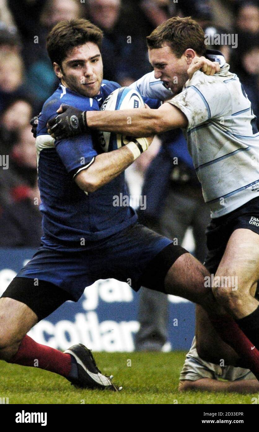 Scotland`s Mike Blair (a sinistra) tiene fuori la Francia Dimitri Yachvili durante la partita RBS 6 Nations Championship a Murrayfield, Edimburgo. La Francia ha vinto 31-0. Foto Stock