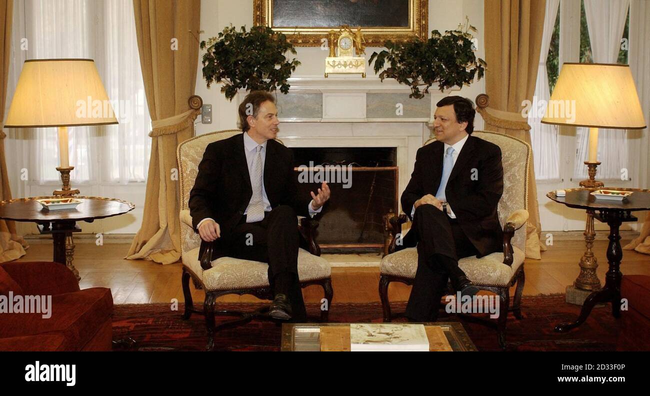Il primo ministro britannico Tony Blair (sinistra) incontra il suo omologo portoghese José Manuel Barroso a Lisbona, in Portogallo. Foto Stock
