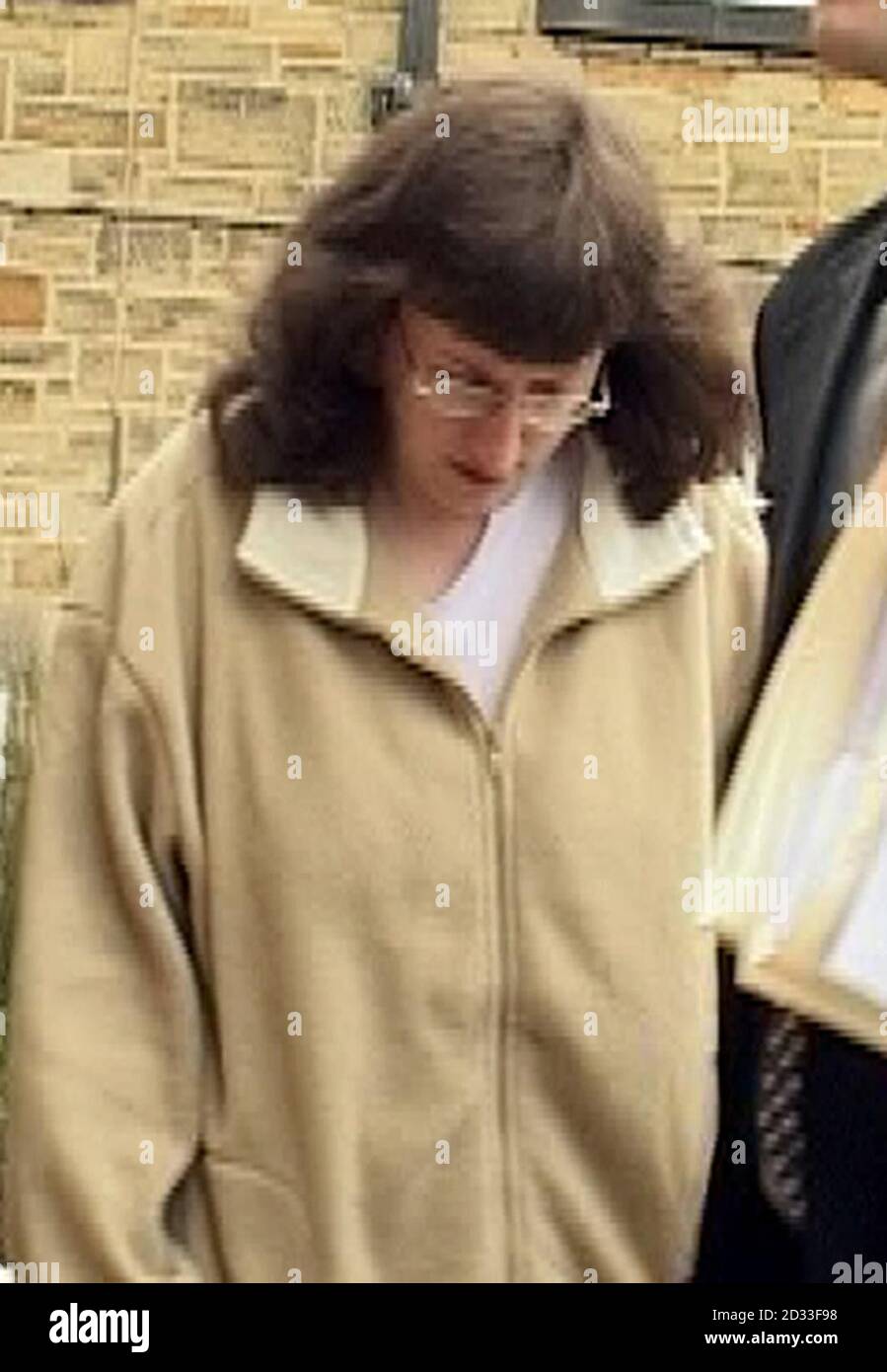 PA Video ancora di Moira Greenslade 33, da Keighley, West Yorkshire, che si è dichiarato colpevole di Bingley Magistrates Court, a tre accuse di ottenere denaro per inganno e tre reati ai sensi del Adoption Act dopo aver ingannato due coppie nel dare il suo denaro offrendo di vendere loro il suo bambino non nato. 21/05/04: La donna che ha ammesso di vendere il suo bambino non ancora nato su Internet a due coppie diverse doveva essere condannata. Moira Greenslade, 33 anni, da Keighley, West Yorkshire, ha fatto 2,500 dopo che ha offerto di dare il suo bambino a due coppie ha contattato attraverso un sito web di surrogazione. Foto Stock