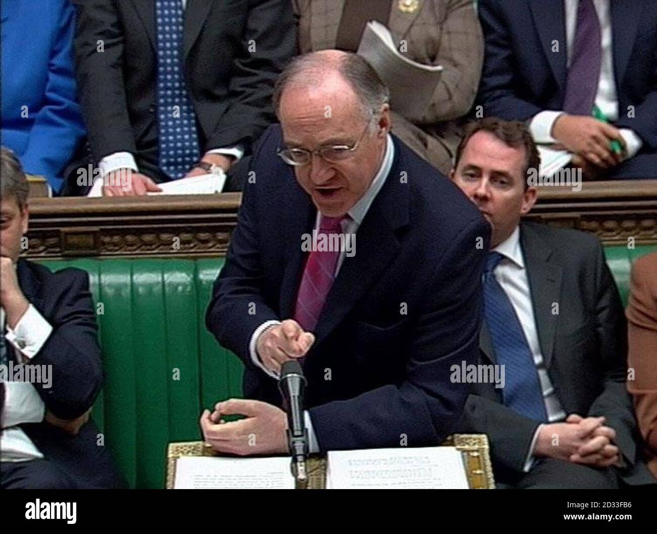 Leader del partito conservatore Michael Howard durante le domande del primo ministro alla Camera dei Comuni, a Londra. Foto Stock