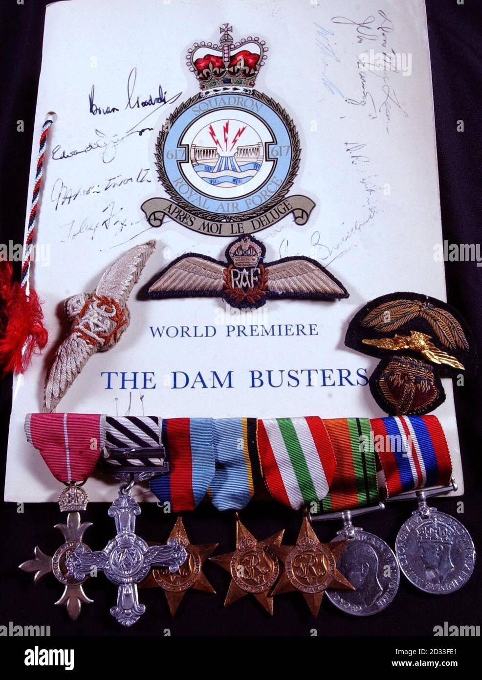 E' stata annunciata una raccolta di medaglie di un membro del famoso squadrone del 617 "Dam Busters" Capitano Ivan Whittaker, che saranno messe all'asta presso la Spinks di Bloomsbury, Londra. Da sinistra a destra si trovano OBE, DFC, 1939-1945 Star, Air Crew Europe Star, Italy Star, Medaglia di Difesa e la medaglia di Guerra. Un programma firmato per la prima mondiale del film Dam Busters e altre decorazioni dell'aeronautica sono anche per l'asta. 30/04/2004: Una distinta Croce volante assegnata a Dam Buster Ivan Whittaker che si ritirò dalla RAF come capitano di gruppo nel 1974, ma morì cinque anni dopo e rimane l'unica f Foto Stock