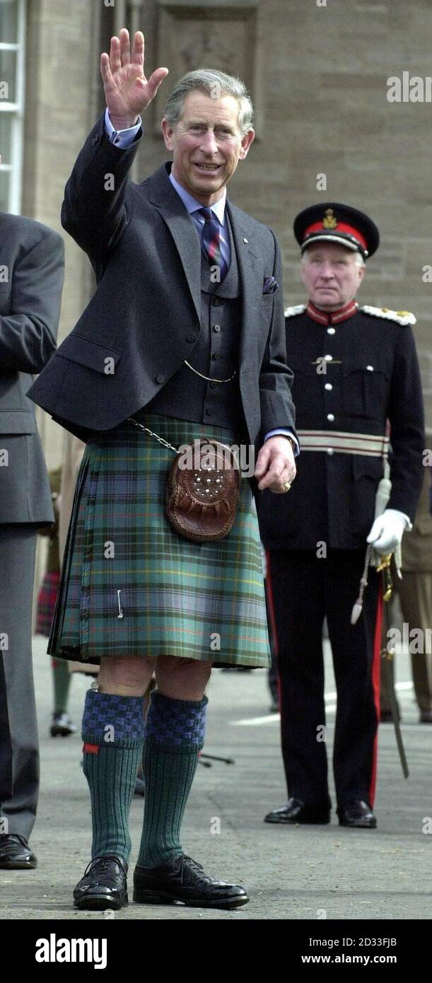 Il Principe del Galles nei Giardini di Wavell nei terreni del quartier generale del Regimental dell'Orologio Nero, a Perth. Charles incontrò soldati durante una visita alla sede centrale. Foto Stock