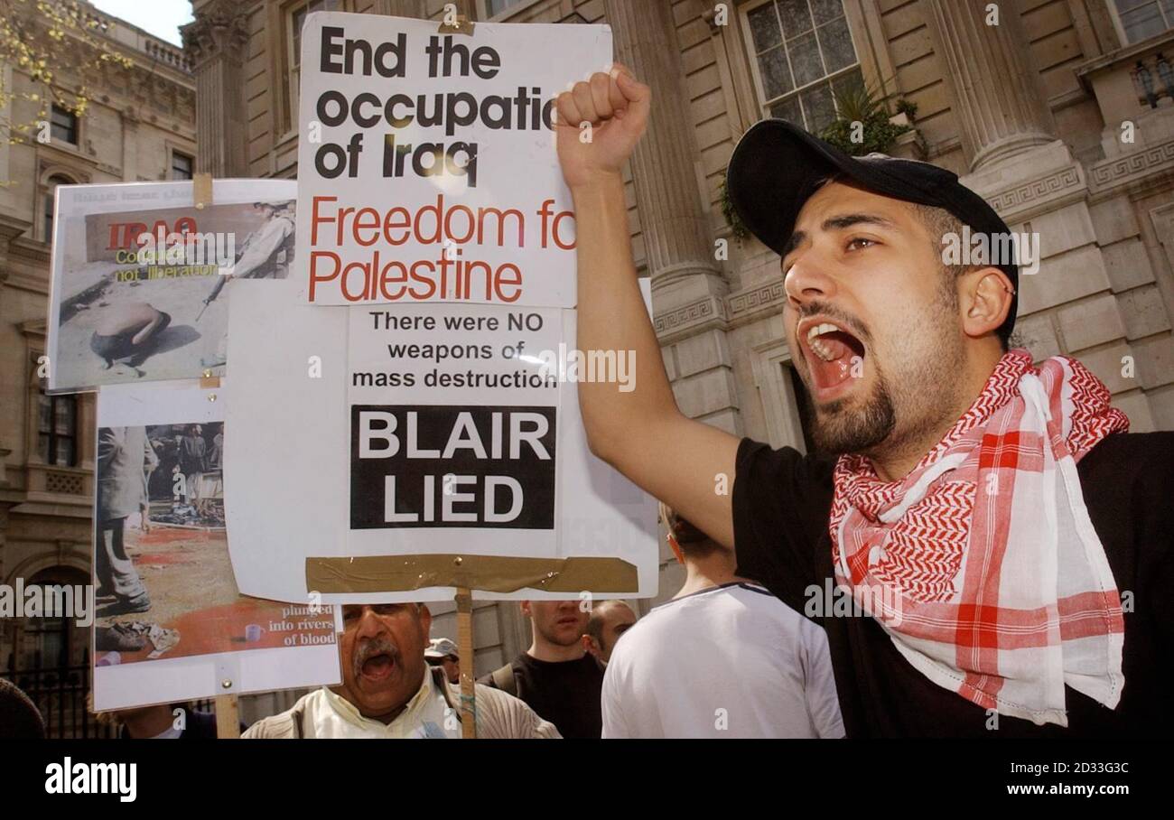 Un dimostratore che si batte contro la guerra in Iraq grida fuori da Downing Street a Londra, durante una protesta organizzata da 'Stop the War Coalition', 'CND' e 'The Muslim Association of Great Britain'. Foto Stock