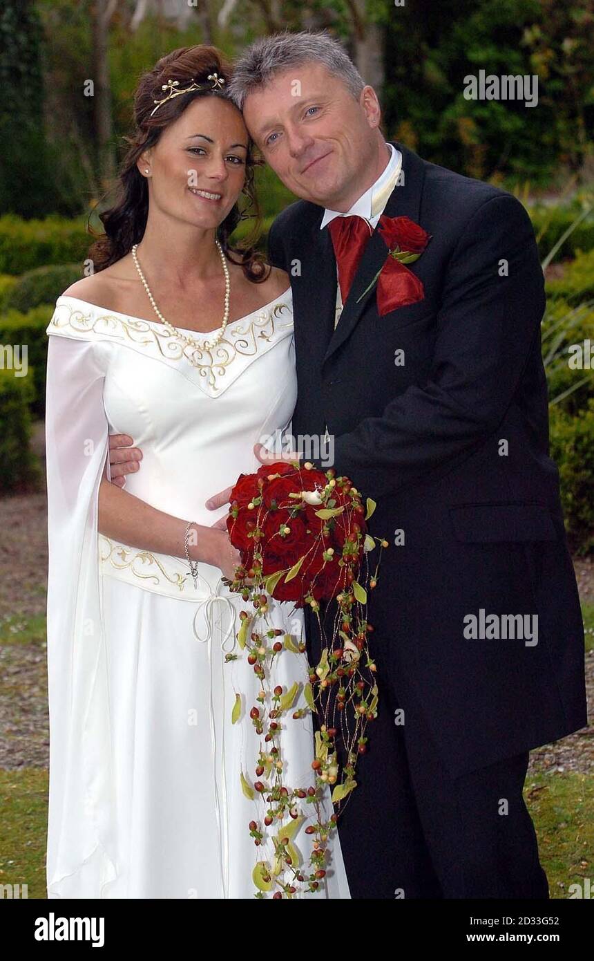 Paul Salmon celebra con la sua nuova moglie Cheryl dopo il loro matrimonio al 13 ° secolo Ruthin Castello in Denbighshire, Galles del nord. La prima moglie del signor Salmon, Rena, sta condannando a vita per aver sparato la sua ex amante Lorna Stewart, nel settembre 2002. Foto Stock