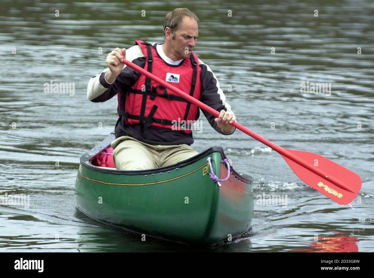 Sir Steve Redgrave, cinque volte vincitore dell'oro olimpico, si è fatto strada attraverso Loch Lomond durante la promozione di un nuovo equipaggio per competere nella sfida annuale Dragon Boat che si terrà a Loch Lomond il mese prossimo per aiutare i bambini con paralisi cerebrale. Sir Steve ha messo all'asta 15 spazi nella sua barca per la corsa, che mira a raccogliere migliaia di sterline per Bobath Mobile Scozia. Più di 500 bambini scozzesi con paralisi cerebrale hanno ricevuto una terapia specialistica attraverso Bobath, con sede a Glasgow, sin dalla sua fondazione nel 1995. Foto Stock