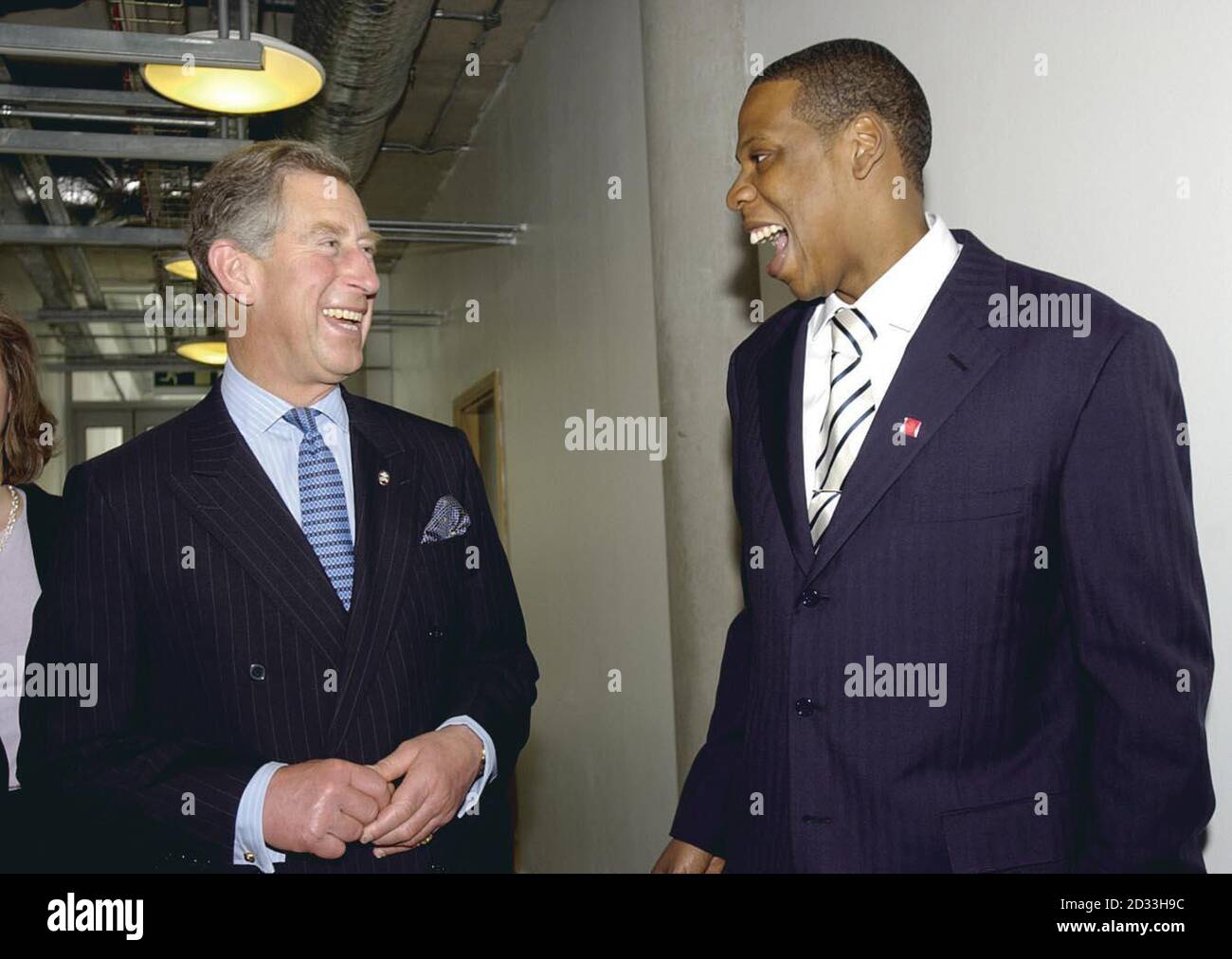 Il Prince of Wales incontra l'artista rap Jay-Z all'Università di Westminster, Harrow, in vista del Prince's Trust Urban Music Festival di questo weekend all'Earl's Court di Londra. Il Festival Urban Music di due giorni partirà domani e presenterà la crema di stelle hip-hop e R&B britanniche e statunitensi. Foto Stock