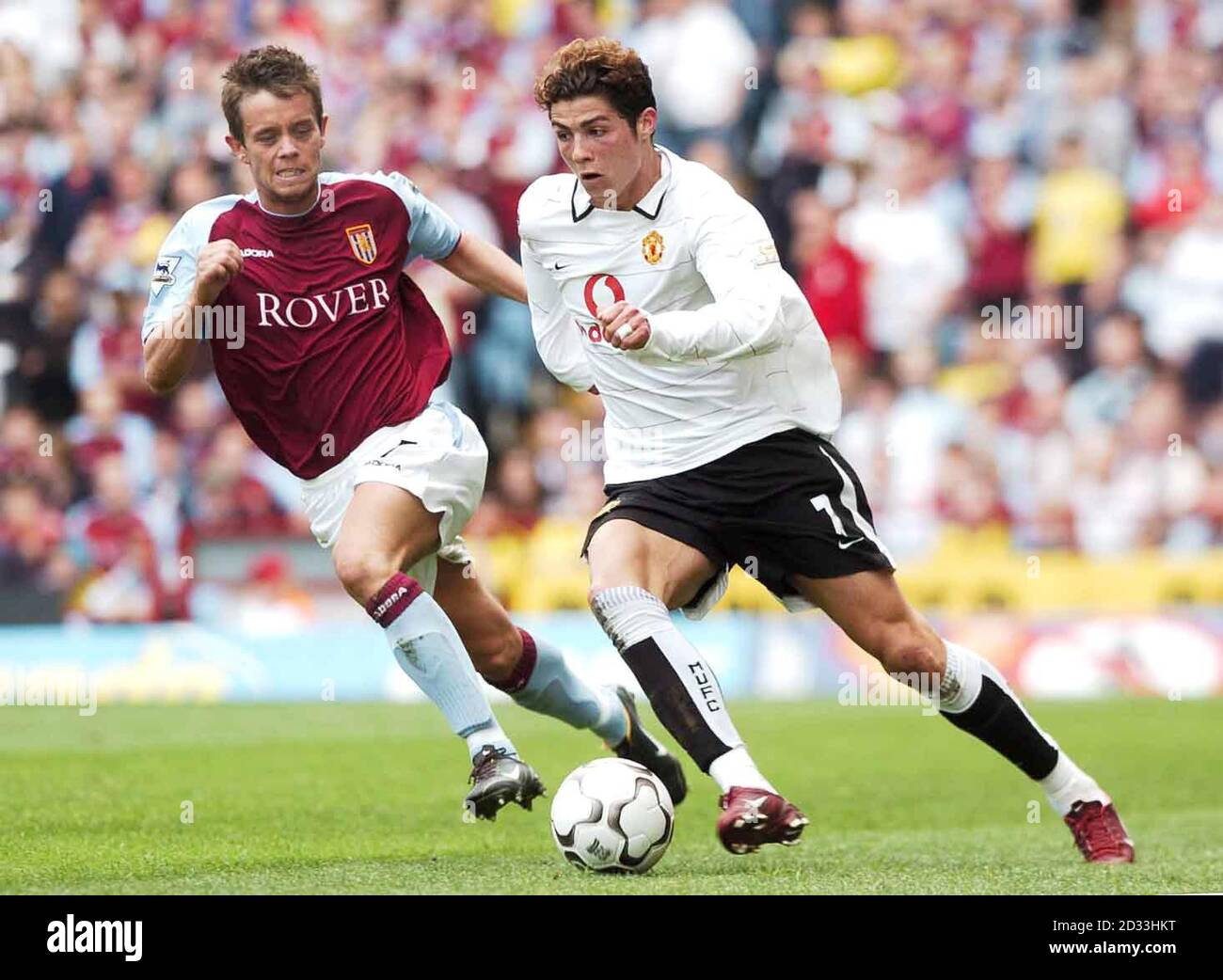 Manchester United Cristiano Ronaldo (a destra) in azione contro Lee Hendrie di Aston Villa durante la loro partita di Barclaycard Premiership a Villa Park, Birmingham sabato 15 2004 maggio. QUESTA IMMAGINE PUÒ ESSERE UTILIZZATA SOLO NEL CONTESTO DI UNA FUNZIONE EDITORIALE. NESSUN UTILIZZO DI SITI WEB/INTERNET A MENO CHE IL SITO NON SIA REGISTRATO PRESSO LA FOOTBALL ASSOCIATION PREMIER LEAGUE. Foto Stock