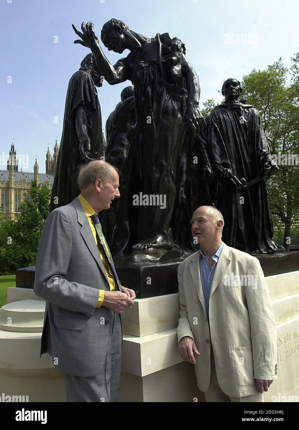 Sir Nicholas Goodison, ex presidente del Fondo d'Arte con Rupert Harris, esperto di conservazione (a destra) che guida il lavoro di conservazione sui Burghers di Calais sculpuri svelati in Victoria Tower Gardens da Sir Nicholas e sua moglie. La scultura fu originariamente rimossa per la custodia durante la seconda guerra mondiale e poi rimossa in una base bassa negli anni '50. Il 'Burghers of Calais' una delle oltre 750,000 opere che il National Art Collections Fund ha salvato per il Regno Unito dalla sua fondazione nel 1903. Foto Stock