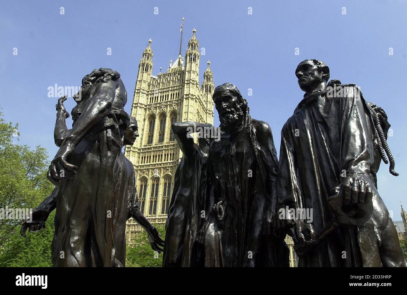 The Burghers of Calais sculpure svelato da Sir Nicholas Goodison, ex presidente del Fondo d'Arte e sua moglie a Victoria Tower Gardens, Londra. La scultura fu originariamente rimossa per la custodia durante la seconda guerra mondiale e poi rimossa in una base bassa negli anni '50. Il 'Burghers of Calais' una delle oltre 750,000 opere che il National Art Collections Fund ha salvato per il Regno Unito dalla sua fondazione nel 1903. Foto Stock