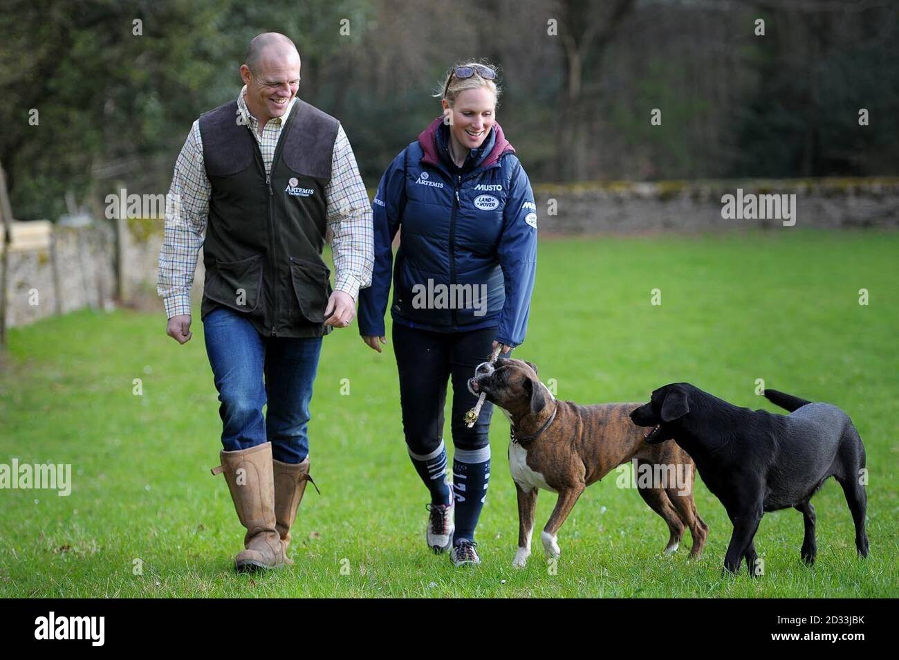 Zara Phillips con suo marito Mike Tindall durante una fotocellula Gatcombe  Park nel Gloucestershire. Zara tornerà in gara alle prove internazionali  SYMM a cavallo dopo la nascita del bambino mia Foto stock -
