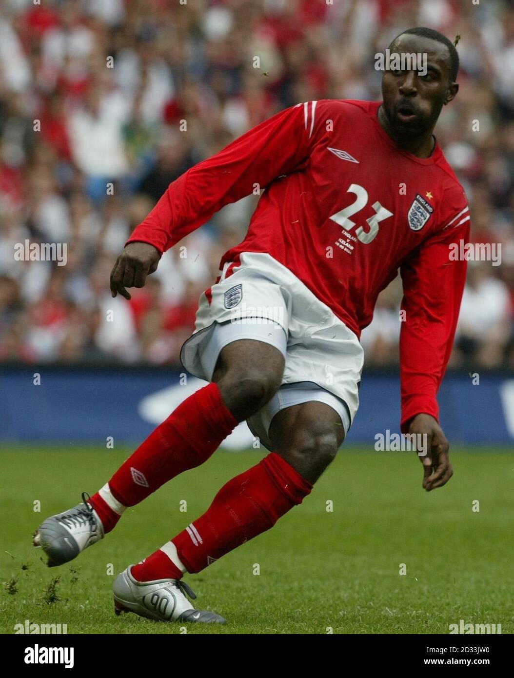 Inghilterra Darius Vassell in azione durante la partita internazionale amichevole contro l'Islanda allo stadio City of Manchester, Manchester. QUESTA IMMAGINE PUÒ ESSERE UTILIZZATA SOLO NEL CONTESTO DI UNA FUNZIONE EDITORIALE. NESSUN UTILIZZO DI SITI WEB/INTERNET A MENO CHE IL SITO NON SIA REGISTRATO PRESSO LA FOOTBALL ASSOCIATION PREMIER LEAGUE. Foto Stock