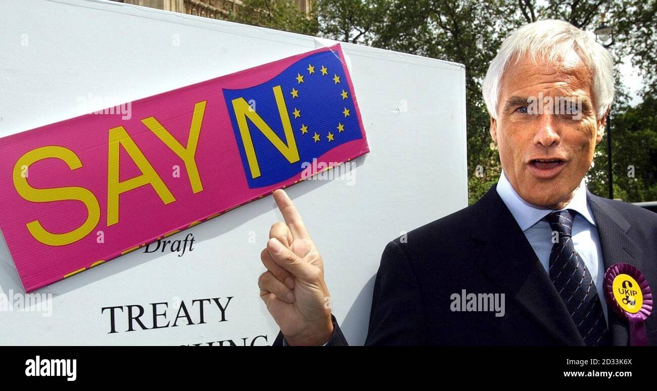 Il nuovo deputato Robert Kilroy-Silk durante una fotocellula nel centro di Londra. L'ex presentatore televisivo è stato uno dei dodici nuovi deputati del Partito per l'indipendenza del Regno Unito eletti al Parlamento europeo nelle elezioni del fine settimana. Foto Stock