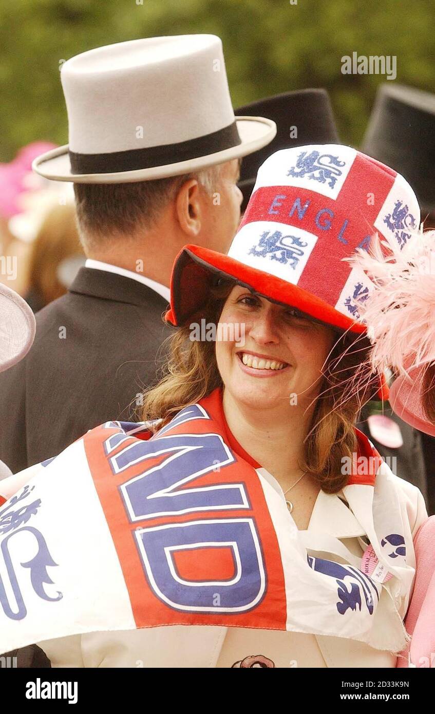 Angela Marshall di Bushey, nel Hertfordshire, indossa un cappello inglese durante il Ladies Day al Royal Ascot nel Berkshire. La folla di corridori si riuniva per quella che è tradizionalmente la parte più trafficate della settimana. Milliners lavora straordinario per creare gli abiti più spettacolari per l'occasione popolare annuale e la polizia di moda sarà fuori in vigore alla ricerca del migliore e peggiore dei cappelli di quest'anno. Foto Stock