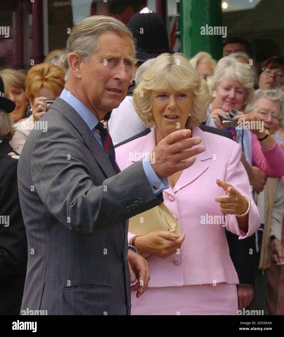 Il Principe del Galles e il suo partner, Camilla Parker-Bowles, accolgono i membri del pubblico al di fuori della Casa dei Mercanti a Marlborough, nel Wiltshire, dove ha mostrato il Principe due 'Bobby Vans', un programma di prevenzione del crimine di cui è una fiduciaria. Foto Stock