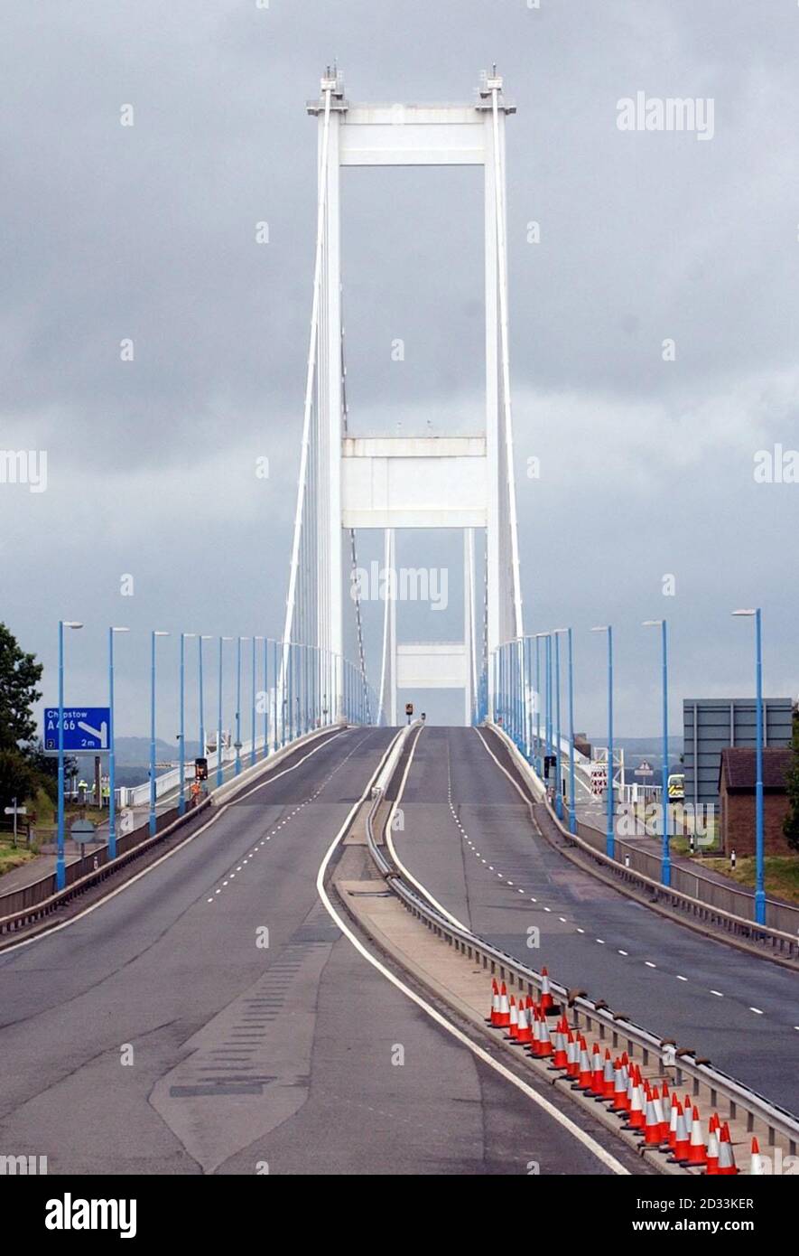 Venti alti forza la chiusura del ponte Severn che porta l'autostrada M48 che collega l'Inghilterra al Galles, vicino Chepstow. Il secondo Severn Crossing più nuovo lungo il fiume rimase aperto. Foto Stock