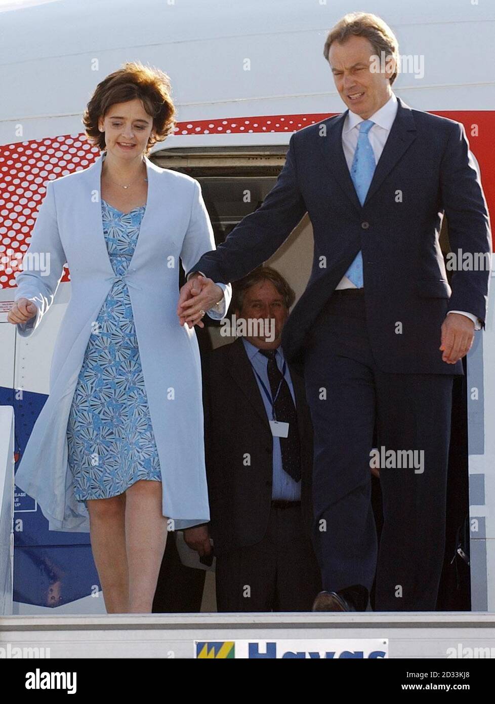 Il primo ministro britannico Tony Blair e sua moglie Cherie arrivano a Istanbul, in Turchia, per il vertice NATO. Foto Stock