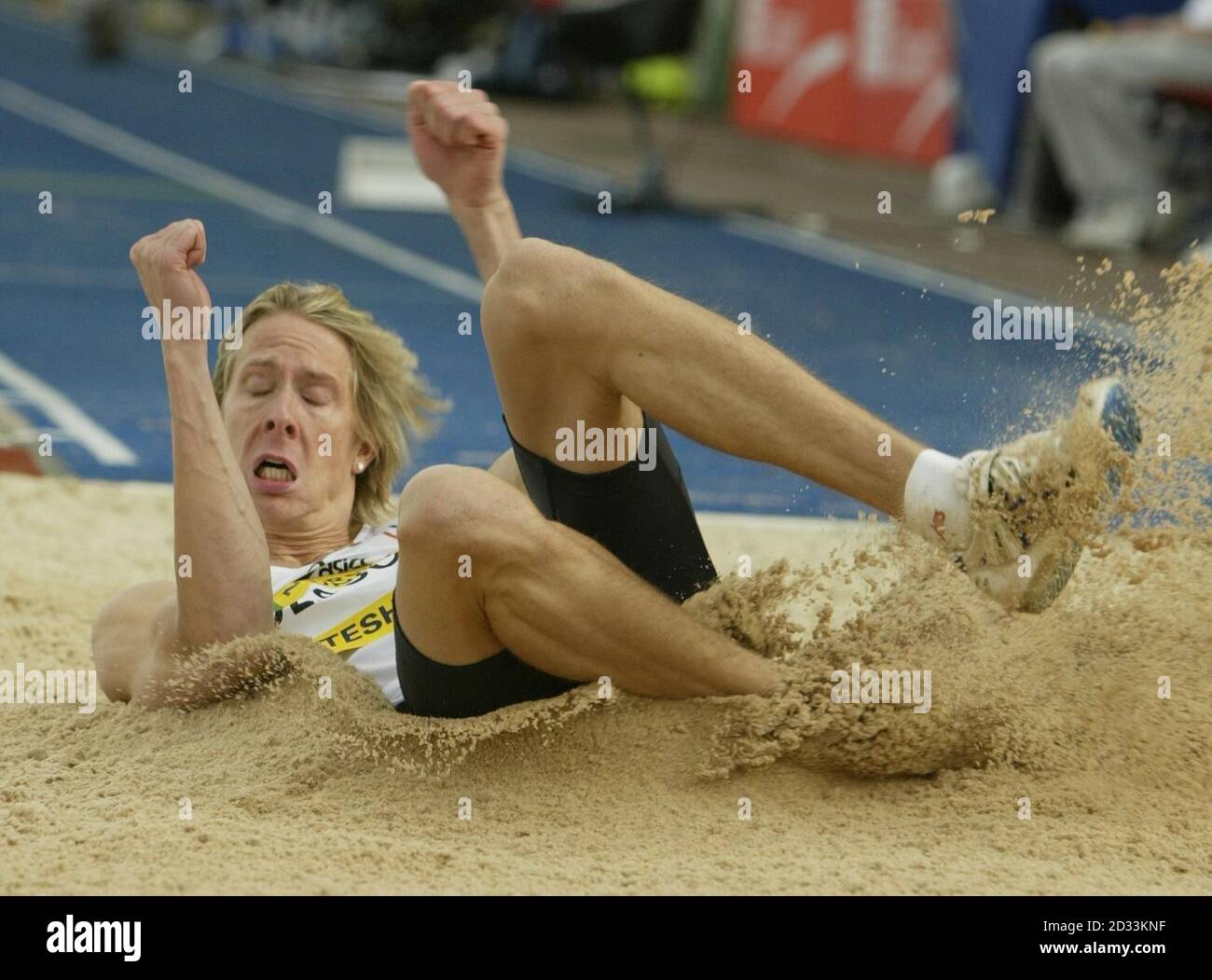 Il triplice jumper svedese Christian Olsson in azione durante il raduno del Gran Premio di Norwich Union alla Gateshead International Arena. Foto Stock