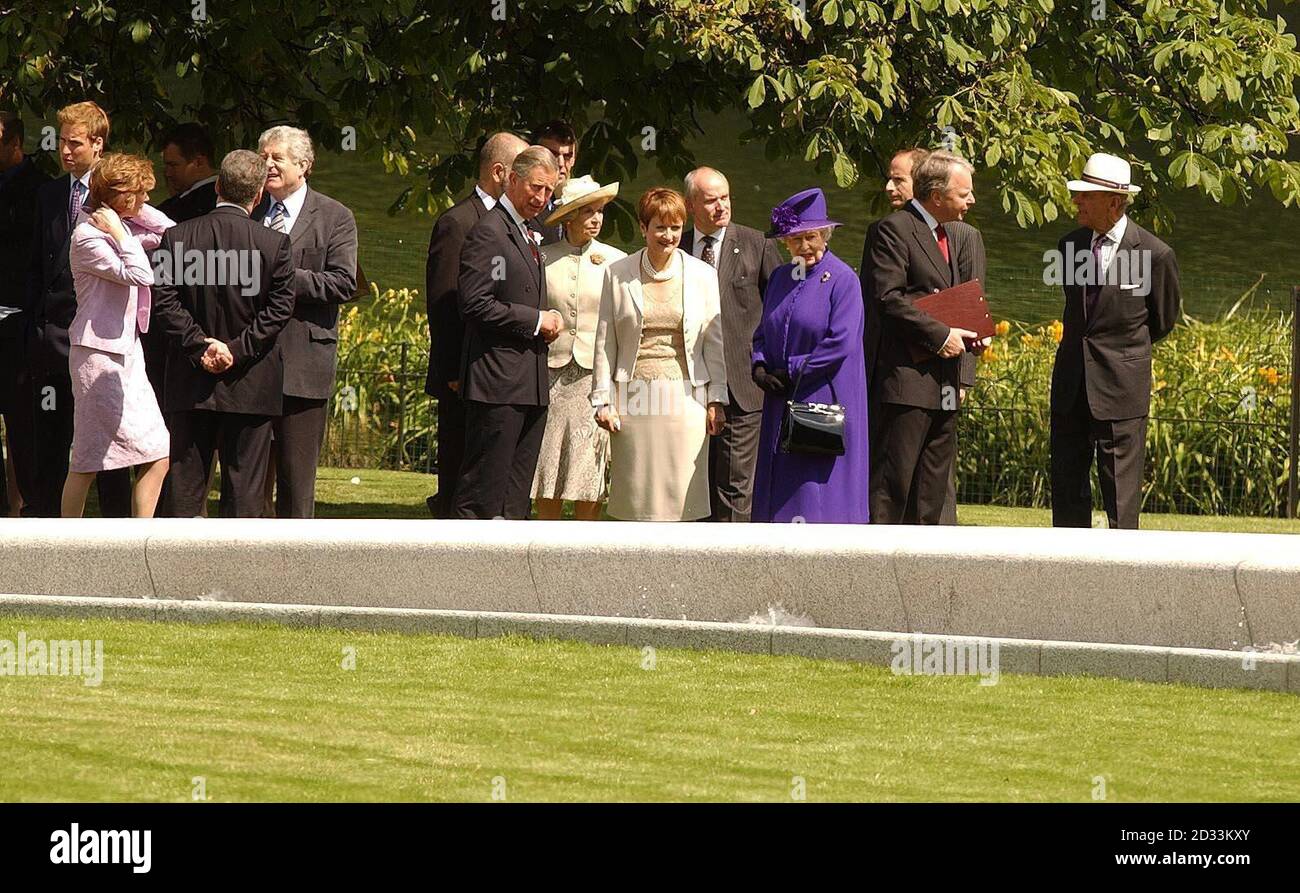 La Regina Elisabetta II di Briziano si erge con il Segretario della Cultura Tessa Jowell (al centro) e il Principe del Galles dopo l'apertura di una fontana costruita in memoria di Diana, Principessa del Galles, in Hyde Park di Londra. La creazione di 3.6 milioni di euro a fianco della serpentina è stata circondata da polemiche, con ritardi e un bilancio eccessivo entro il 600,000. La principessa morì in un incidente automobilistico a Parigi nell'agosto del 1997. Foto Stock