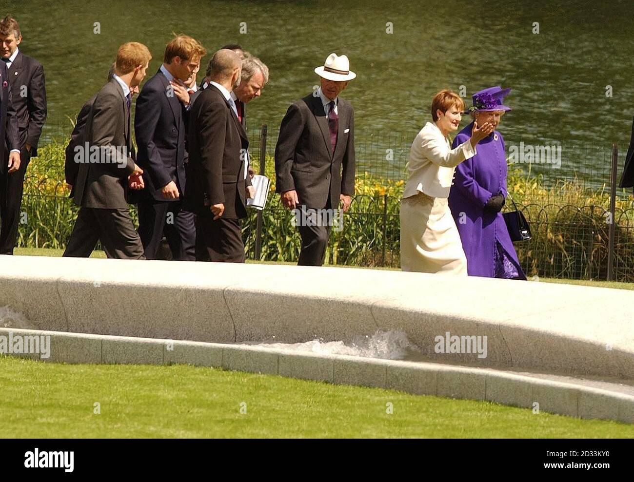 La Regina Elisabetta II della Gran Bretagna e il Segretario alla Cultura Tessa Jowell guidano i membri della famiglia reale e di altri VIP mentre camminano, passando davanti ad una fontana costruita in memoria di Diana, Principessa del Galles, nell'Hyde Park di Londra. Foto Stock
