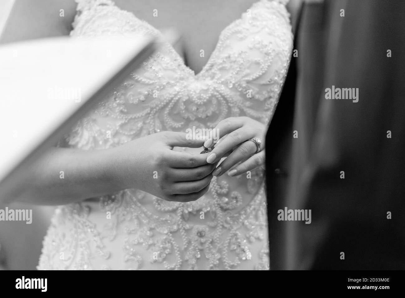 Primo piano di scambio dell'anello di nozze in bianco e nero Foto Stock