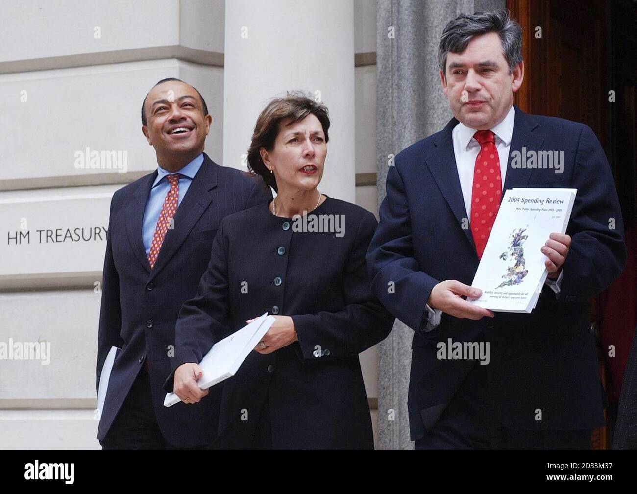 Il Cancelliere Gordon Brown (al centro) con la sua squadra di tesoreria (da sinistra) Paul Boateng, Dawn Primarollo, Ruth Kelly e John Healey mentre lasciano il Tesoro per recarsi alla Camera dei Comuni di Londra, per illustrare ai parlamentari i suoi piani di spesa triennali. Foto Stock