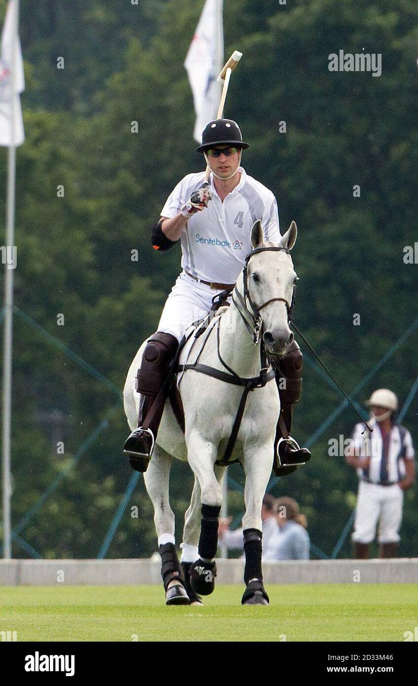 Il duca di Cambridge gioca in una partita di polo di beneficenza durante il secondo giorno della Audi Polo Challenge al Coworth Park vicino Ascot, Berkshire. Foto Stock