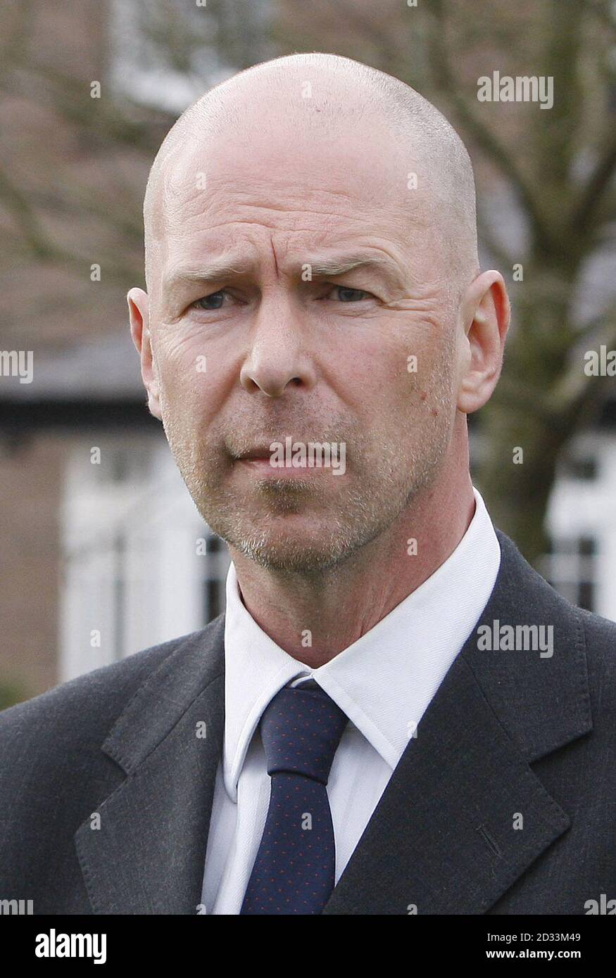 Il Consigliere Michael Cook pubblica una dichiarazione ai media vicino alla scena a Little Swinton, vicino a Coldstream, dove ieri tre persone sono state uccise dopo che un'auto ha perso il controllo durante il Jim Clark Rally ai confini scozzesi. Foto Stock