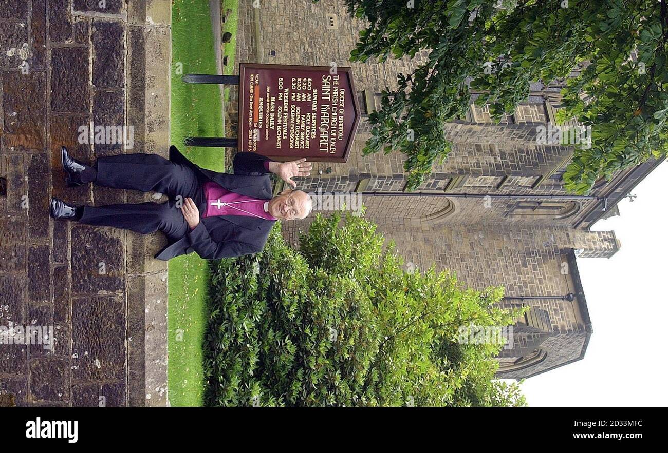 David Hope, l'arcivescovo di York ondeggia ai suoi nuovi parrocchiani mentre si trova fuori dalla chiesa di St Margaret, nello Yorkshire. Il dottor Hope, il secondo più anziano clergyman della Chiesa d'Inghilterra, ha annunciato le sue dimissioni in precedenza. Egli non ha fatto segreto del suo desiderio da lungo tempo mantenuto di tornare al 'ministero reale' della vita parrocchiale - e prenderà una riduzione di retribuzione di circa 40,000 all'anno. Il dottor Hope, 64 anni, è stato nominato vicario di Ilkley, di Santa Margherita, e cesserà di essere Arcivescovo da febbraio per assumere il suo nuovo incarico nel marzo del prossimo anno. Foto Stock