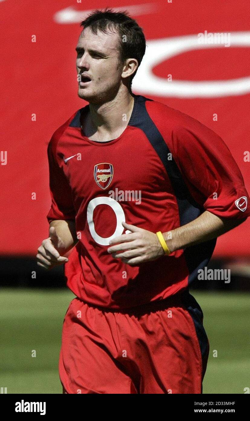 Francis Jeffers dell'Arsenal durante l'allenamento presso l'Highbury Ground del club a Londra prima del fa Community Shield di domenica contro Manchester United. QUESTA IMMAGINE PUÒ ESSERE UTILIZZATA SOLO NEL CONTESTO DI UNA FUNZIONE EDITORIALE. NESSUN UTILIZZO DI SITI WEB/INTERNET A MENO CHE IL SITO NON SIA REGISTRATO PRESSO LA FOOTBALL ASSOCIATION PREMIER LEAGUE. Foto Stock
